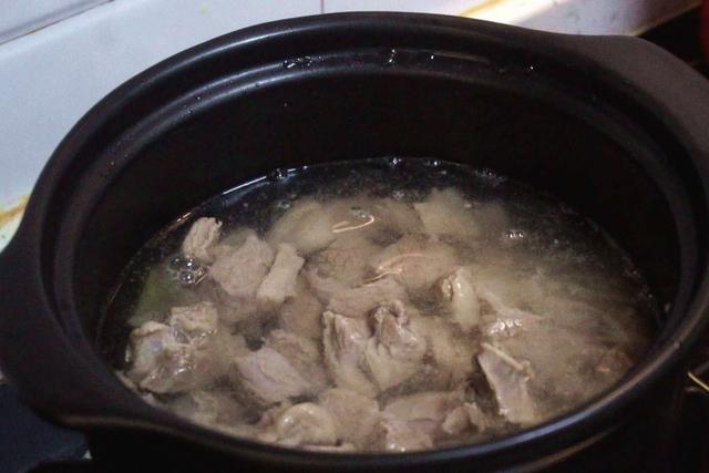 煮肉什么时候放盐，炖牛肉放盐什么时候合适（不管炖啥肉不要提前放盐）