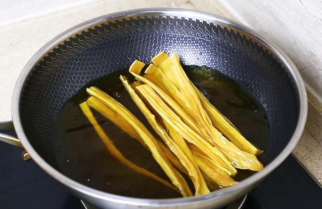 腐竹用热水泡还是冷水泡，腐竹油炸过用凉水还是用热水泡（做对这1步里外都不硬）