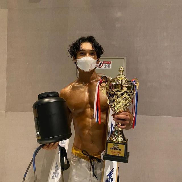 盘点动漫黑发帅哥，海贼王：成功变帅的4个男人