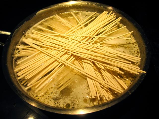 鸡丝凉面的做法，正宗鸡丝凉面的做法（用家常的调料就能做）