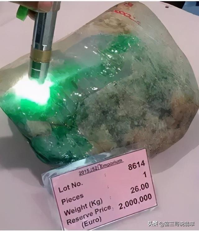 翡翠原石的入门级常识，打光看翡翠原石