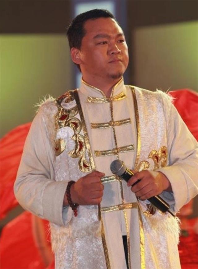 龚琳娜年轻时候唱歌，开挂的龚琳娜：5岁登台