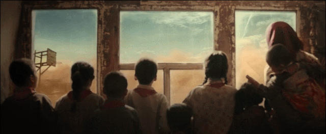 天上掉下个UFO，以我和我的家乡为题800字作文（3米高外星生物在后院溜达）