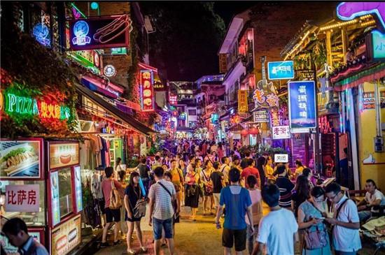 广西桂林阳朔的山水，找到语文书上的桂林