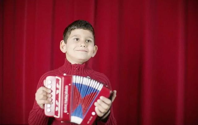 手风琴零基础入门建议你这样练，演奏手风琴中的二大技巧