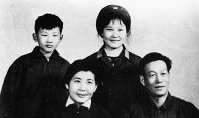 导演管虎个人简历，见证您与妈妈的患难与恩爱