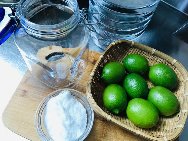 咸柠檬的腌制方法，盐腌柠檬的配方（百搭宝物咸柠檬是如何腌制的）