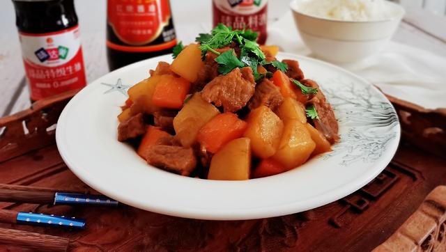 土豆炖牛肉怎么炖，土豆炖牛肉怎么做好吃易烂又不腥（土豆炖牛肉家常做法简单几步）