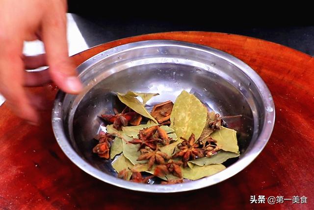 做水煮花生只放盐做错了，水煮五香花生正确做法