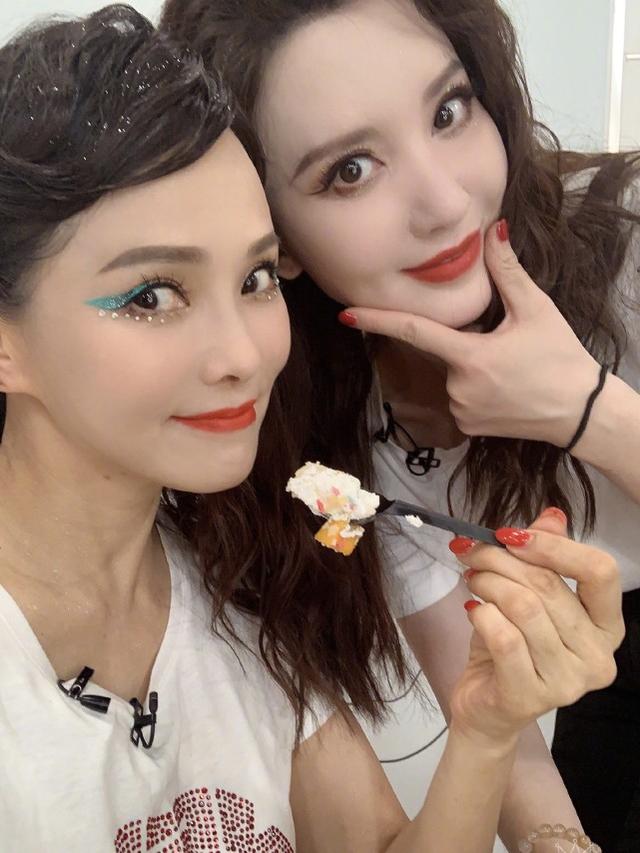 伊能靜曬和張萌黃聖依合影，三位闊太太搞怪俏皮，伊能靜哪像52？ 娛樂八卦吃瓜 第3张