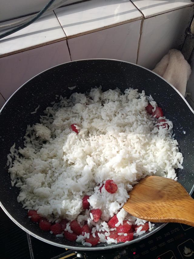 香肠炒饭怎么做，香肠炒饭怎样做（零失败快手又简单的腊肠炒饭）