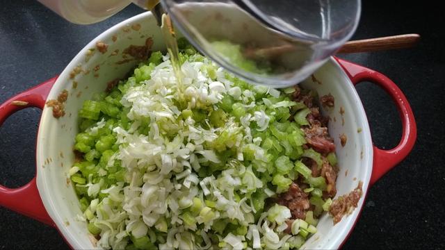 芹菜牛肉水饺如何调馅，牛肉饺子馅怎么调才能鲜嫩（这样做牛肉芹菜饺子）