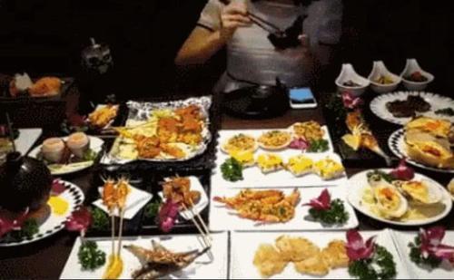 連吃自助餐3小時後，自稱食量大的網紅吃播，反被3處細節打臉 娛樂八卦吃瓜 第1张