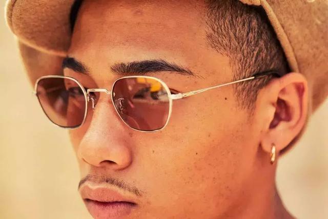 太阳镜怎么挑选，怎么选择适合自己的太阳镜（夏天开车阳光刺眼）