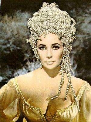 托勒密克里奥帕特拉七世，与托勒密文化和信仰之间的关系