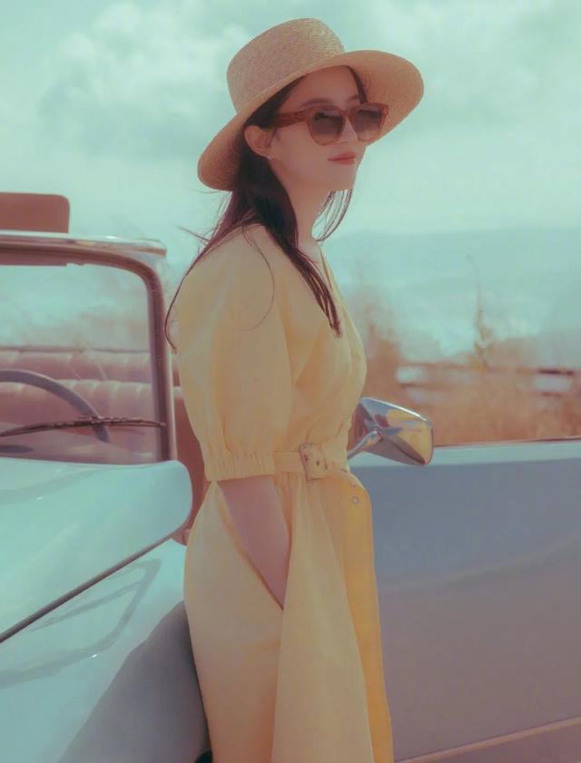 如今的刘亦菲依旧风采迷人，不管正面看还是背后看