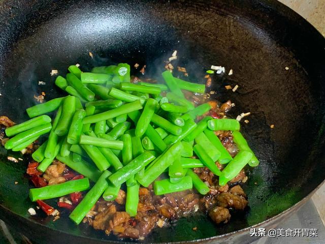 豆角怎么炒好吃又简单，如何炒豆角又好吃又好看（大厨告诉你诀窍都有啥）