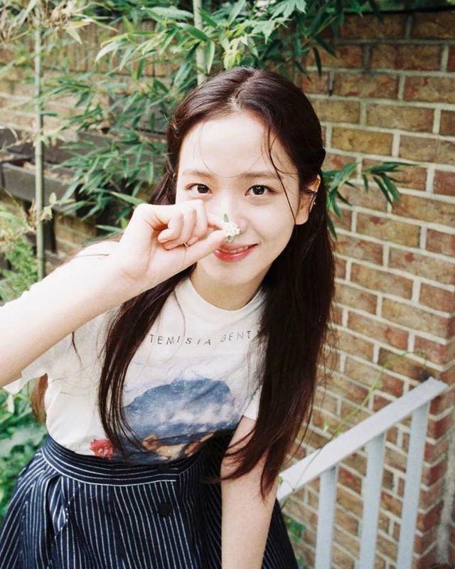 BLACKPINK金智秀《ELLE》畫報公開！清純可愛，如「人間初戀」 娛樂八卦吃瓜 第1张