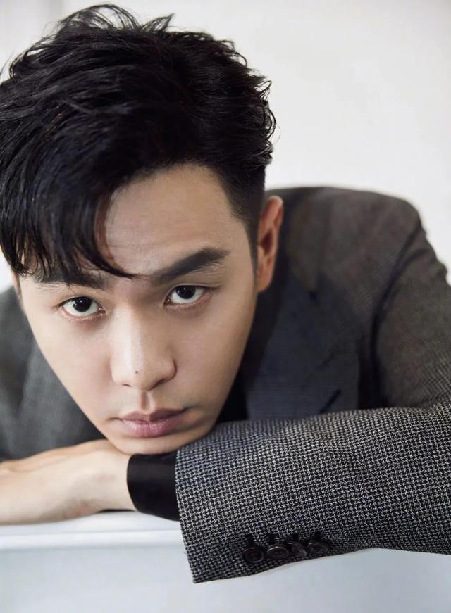 张若昀帮父亲还债是真的吗，张若昀把亲爹告了令人意外