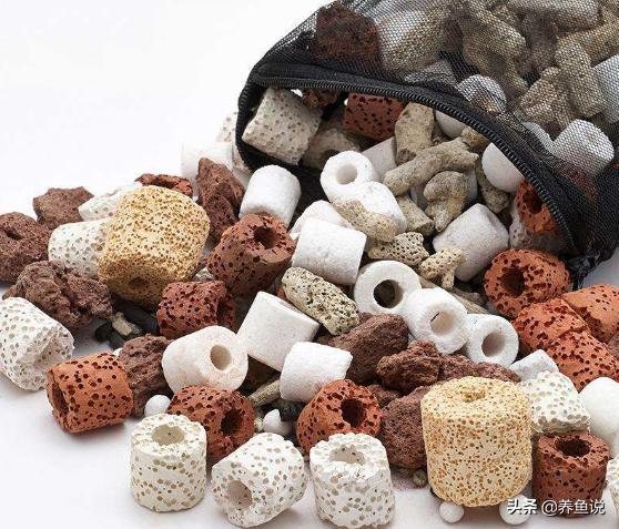 鱼缸的滤材摆放位置图，鱼缸选好这3种滤材