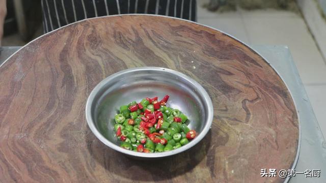 鲤鱼怎么做好吃又简单，鲤鱼怎样做才好吃又简单（鲤鱼好吃有诀窍）