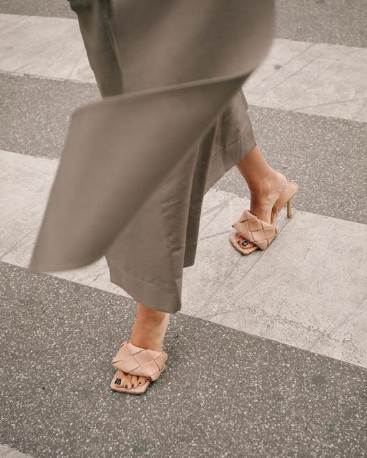 今年夏季流行哪款凉鞋，今年夏天超流行的3类凉鞋
