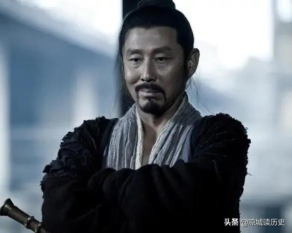 考古专家发现的千年古墓，考古专家发掘一个古墓