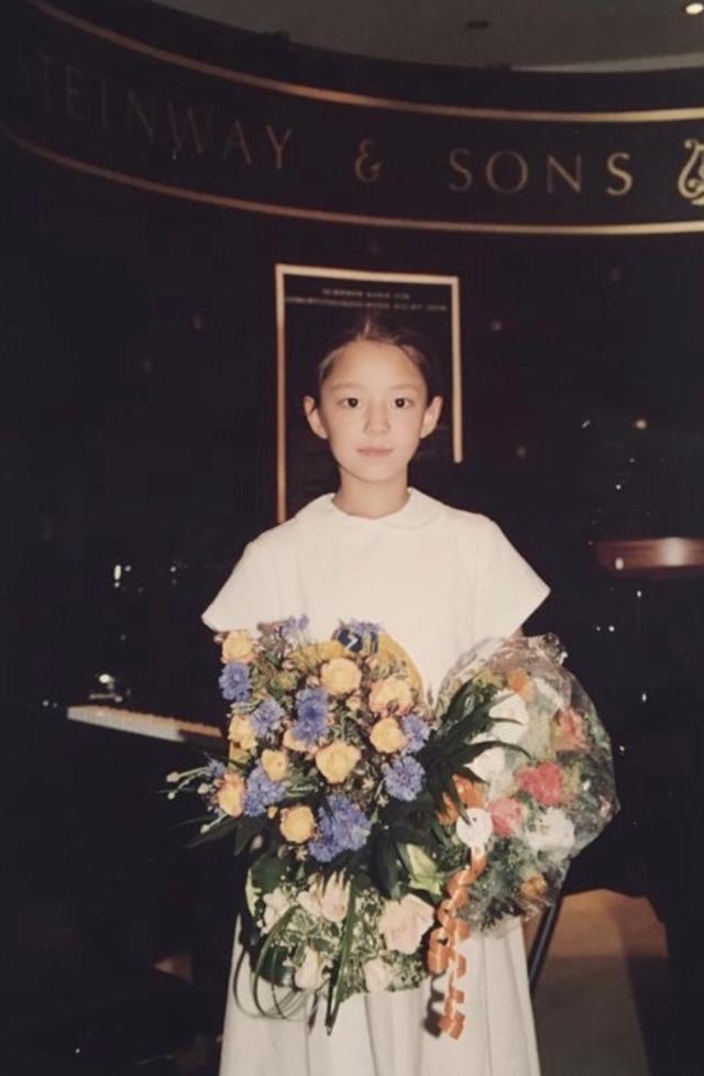 吉娜不愧是「小公主」！現身綜藝節目穿紅色碎花長裙，顏值太吸睛 娛樂八卦吃瓜 第4张