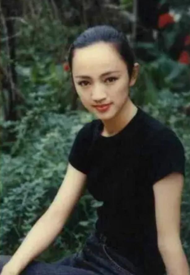37歲嫁華誼副總裁，王菲給她當伴娘，48歲手握半個娛樂圈，憑什麼 娛樂八卦吃瓜 第6张