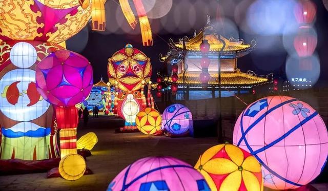 西安大雁塔灯光秀，大雁塔70周灯光秀时间（西安大雁塔北广场梦幻光影秀场面有多震撼）