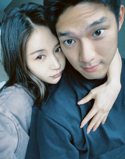 网友偶遇王子文男友，吴永恩瘦了像学生，脚上鞋子与女友秀足恩爱 情人节送