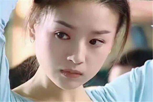 40岁的董洁为何至今嫁不出去，深扒白莲花董洁的黑红成名史
