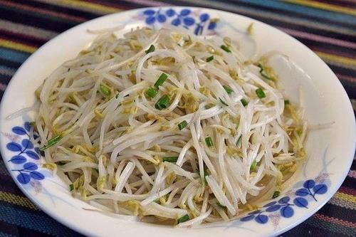 豆芽焯水几分钟熟，豆芽需要焯水几分钟再炒（看看厨师做菜时都放啥调料）