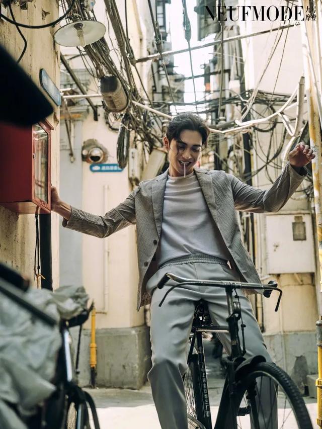 李宇春女装图片，李宇春穿搭卫衣（时尚大片红黑榜）