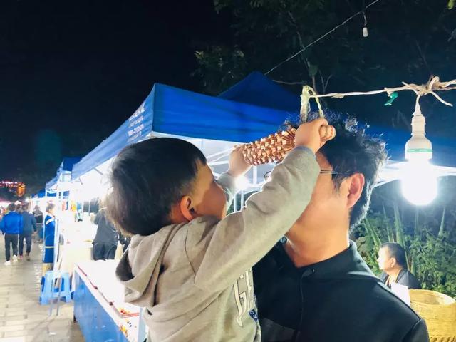 西双版纳江边夜市，西双版纳最火爆的夜市（到西双版纳一定要知道的五件事）