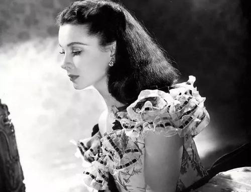 云鬓花颜金步摇事与愿违终此生，白发戴花君莫笑