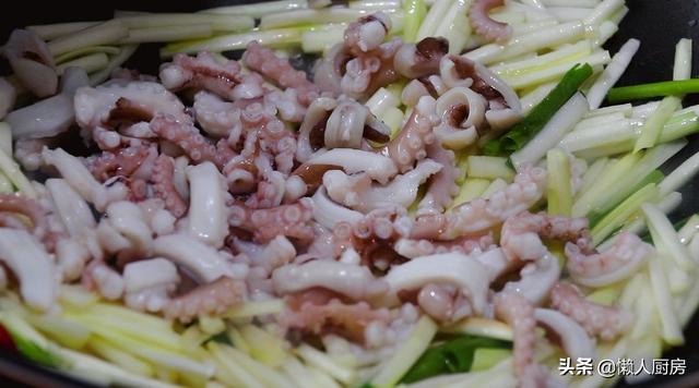 37元買了2條鮮活的八爪魚，便宜嗎？配上韭黃簡單炒一炒，下飯 熱愛美食 第16张