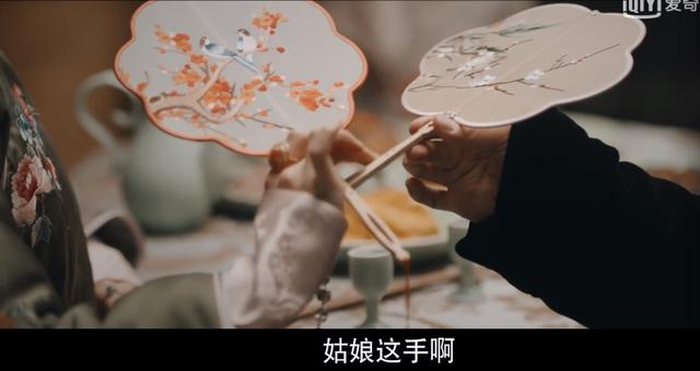 尹正鬓边不是海棠红讲的什么，《鬓边不是海棠红》民国、梨园、耽改