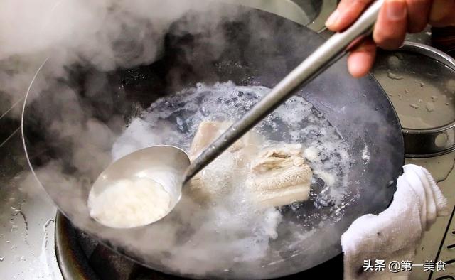 五花肉炒蒜苗正宗做法，蒜苗炒五花肉的家常做法