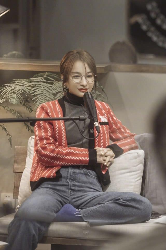 吳昕哪像37歲？穿黑色西裝走機場大秀細腿，一頭長發時尚又減齡 娛樂八卦吃瓜 第6张