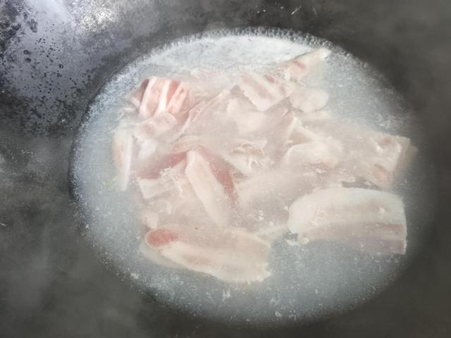 蒜苗炒肉的做法家常菜，家庭蒜苗炒肉的做法（吃一次就让你忘不了的蒜苗炒肉）