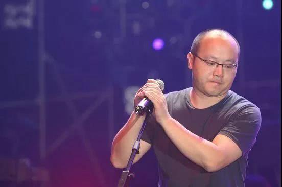 窦唯有过几次婚姻共生几个儿女，49岁窦唯和自己铁粉三婚俗掉了