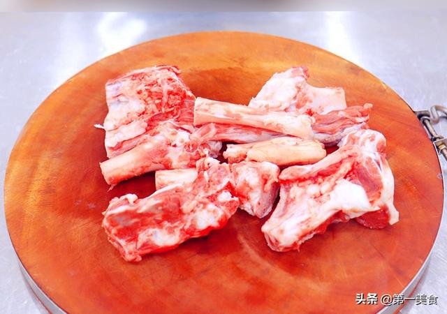 家常炖羊骨头的做法，大厨怎样炖羊骨头汤（千万别直接炖）