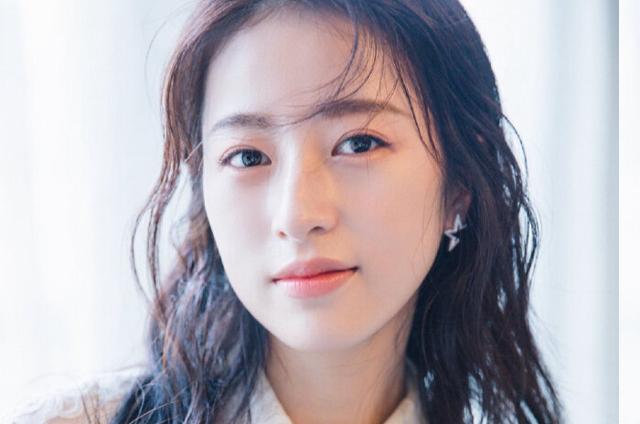 杨紫和迪丽热巴身材对比，关注近来高涨的十强90后女明星