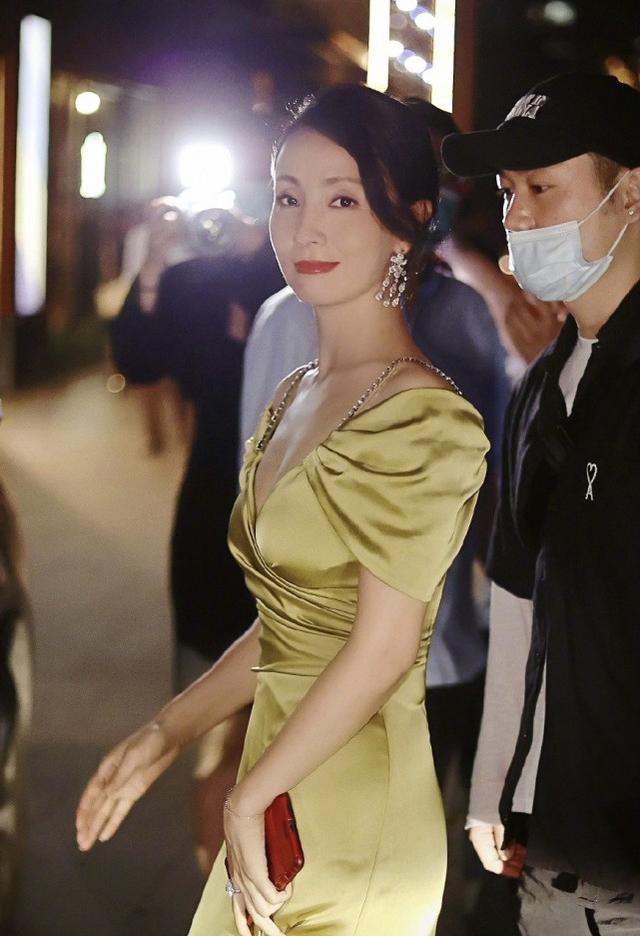 陶虹哪像50歲？穿禮服出街被人群簇擁，「家庭主婦」也很美 娛樂八卦吃瓜 第5张