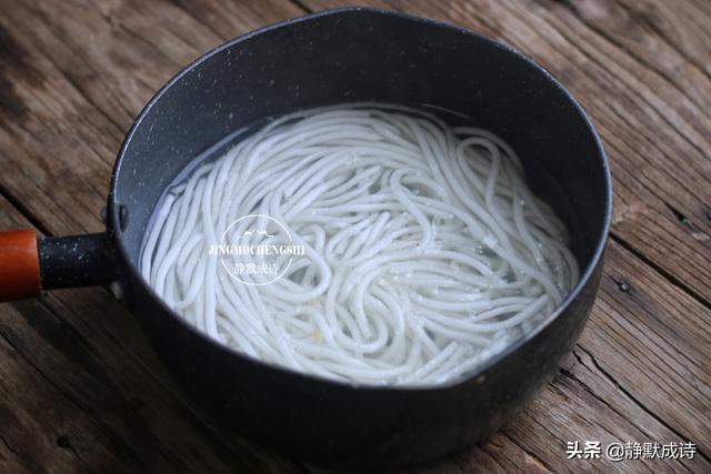 酸辣粉的家常做法，酸辣粉的家常做法简单做法（嗦粉嗦到停不下来）