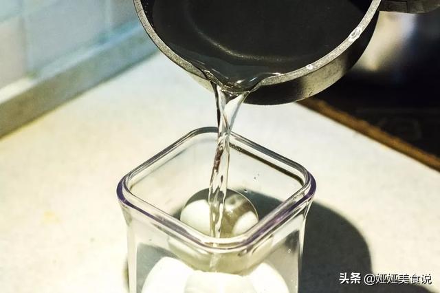 制作咸鸭蛋最简单的方法，想吃咸鸭蛋不用买
