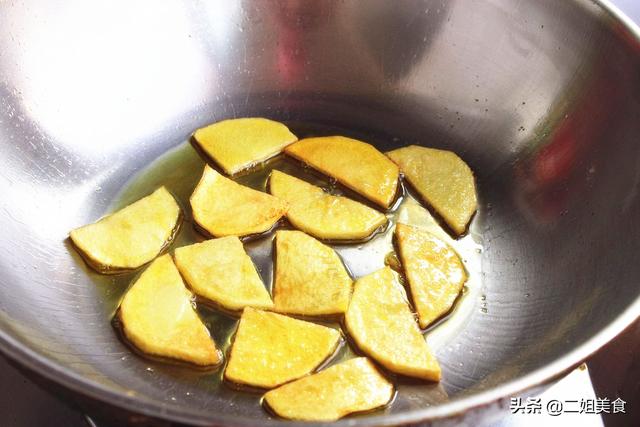 土豆片怎么炒才好吃，土豆片怎么炒才好吃又脆又好看（炒土豆条）