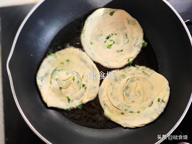 饺子皮做葱油饼，饺子皮葱油饼制作简单葱香诱人（吃剩的饺子皮不要扔了）