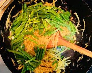 韭菜炒土豆丝的家常做法窍门，家常素菜菜谱土豆丝炒韭菜